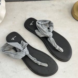 Sanuk Women's Black and Gray Sandals